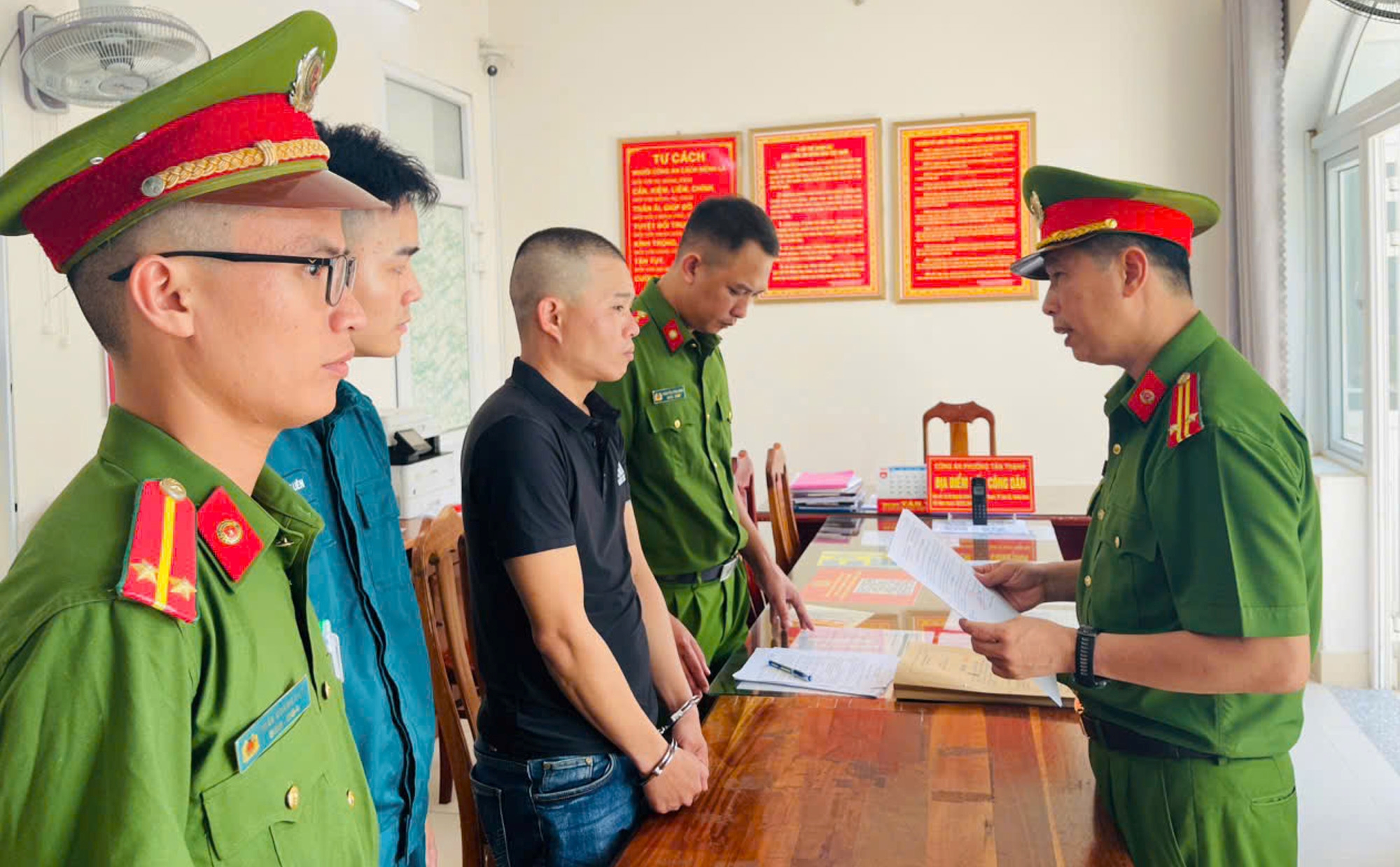 Vây bắt thành công đối tượng truy nã đặc biệt Hoàng Văn Tùng - Ảnh 2.