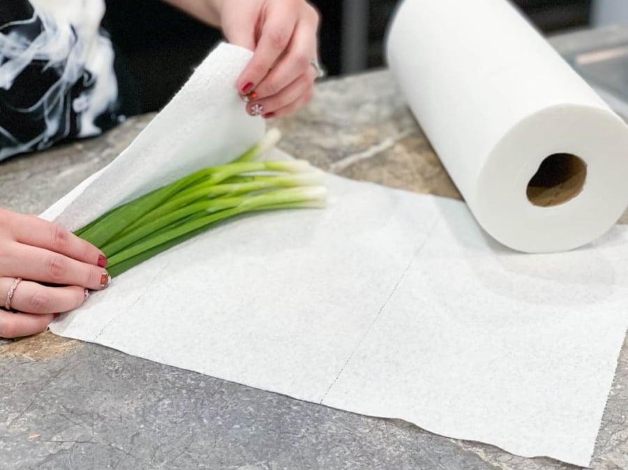 Hôm nay tôi phát hiện ra 2 mẹo bảo quản hành lá dễ ẹc, để cả tháng vẫn xanh mướt, hành tươi như vừa hái- Ảnh 1.