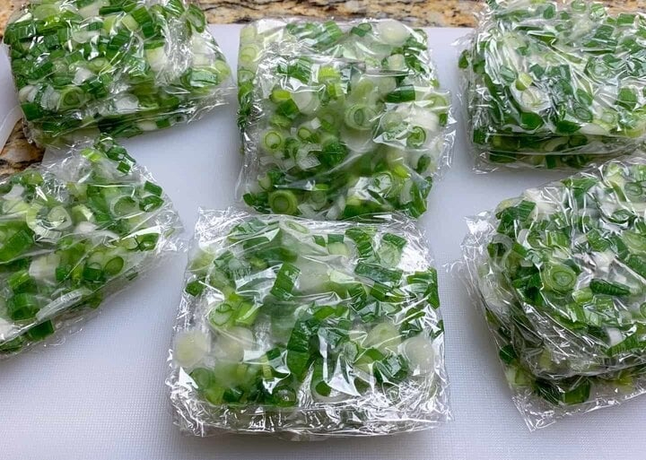 Hôm nay tôi phát hiện ra 2 mẹo bảo quản hành lá dễ ẹc, để cả tháng vẫn xanh mướt, hành tươi như vừa hái- Ảnh 2.
