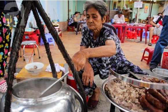 Không phải phở, bánh mì, món ăn chưa tới 30.000đ/bát này mới là hương vị Việt lọt top ngon nhất châu Á - Ảnh 1.