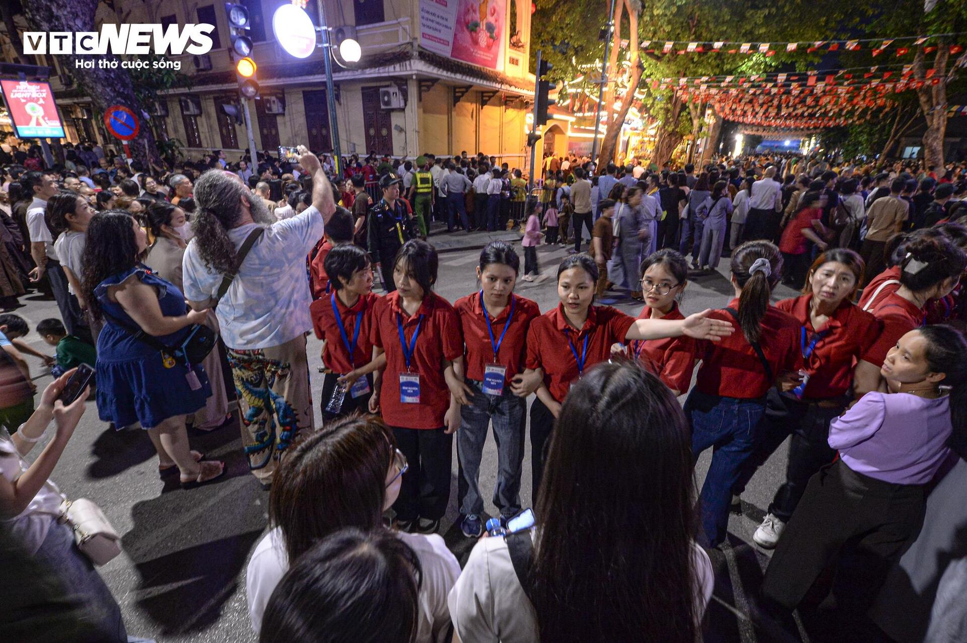 Dòng người xếp hàng xuyên đêm chiêm bái xá lợi Phật tại chùa Quán Sứ - Ảnh 4.