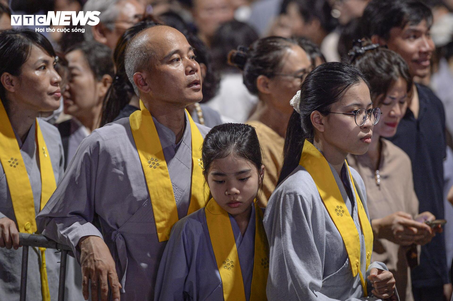 Dòng người xếp hàng xuyên đêm chiêm bái xá lợi Phật tại chùa Quán Sứ - Ảnh 7.