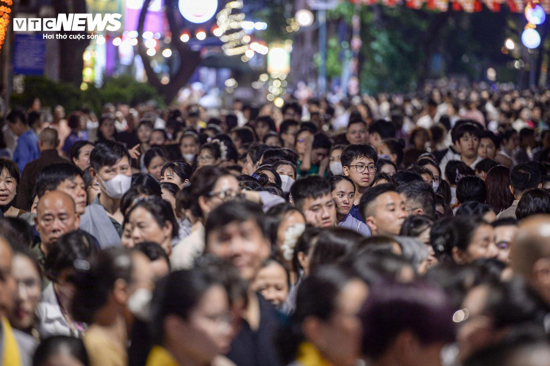 Dòng người xếp hàng xuyên đêm chiêm bái xá lợi Phật tại chùa Quán Sứ - Ảnh 2.