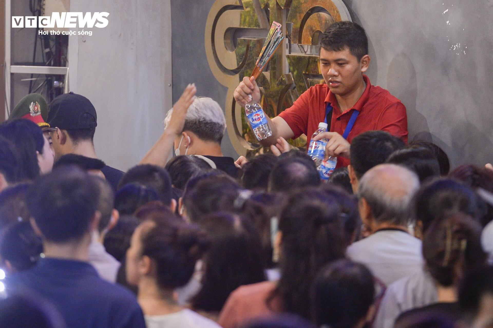 Dòng người xếp hàng xuyên đêm chiêm bái xá lợi Phật tại chùa Quán Sứ - Ảnh 5.