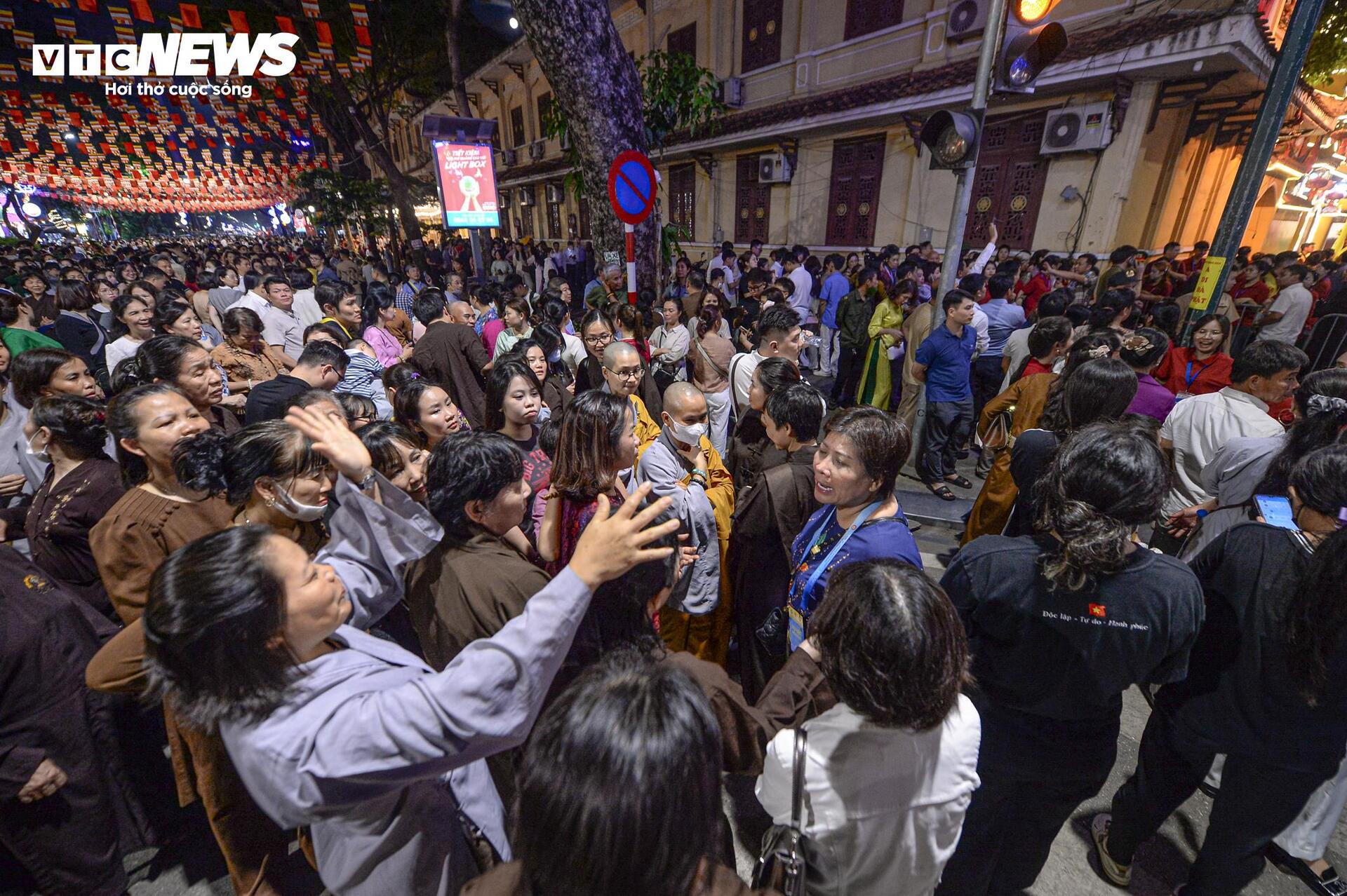 Dòng người xếp hàng xuyên đêm chiêm bái xá lợi Phật tại chùa Quán Sứ - Ảnh 8.