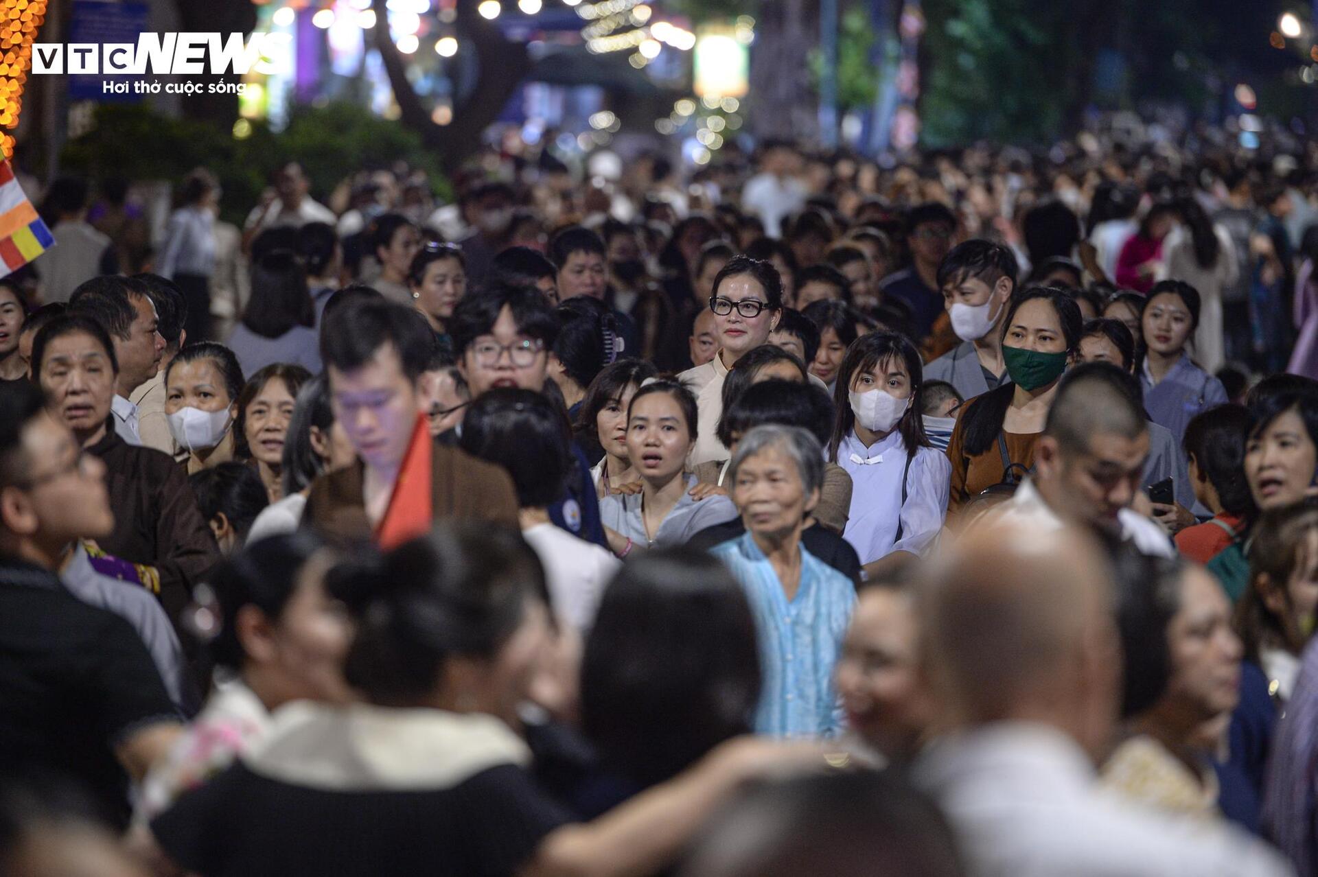 Dòng người xếp hàng xuyên đêm chiêm bái xá lợi Phật tại chùa Quán Sứ - Ảnh 3.