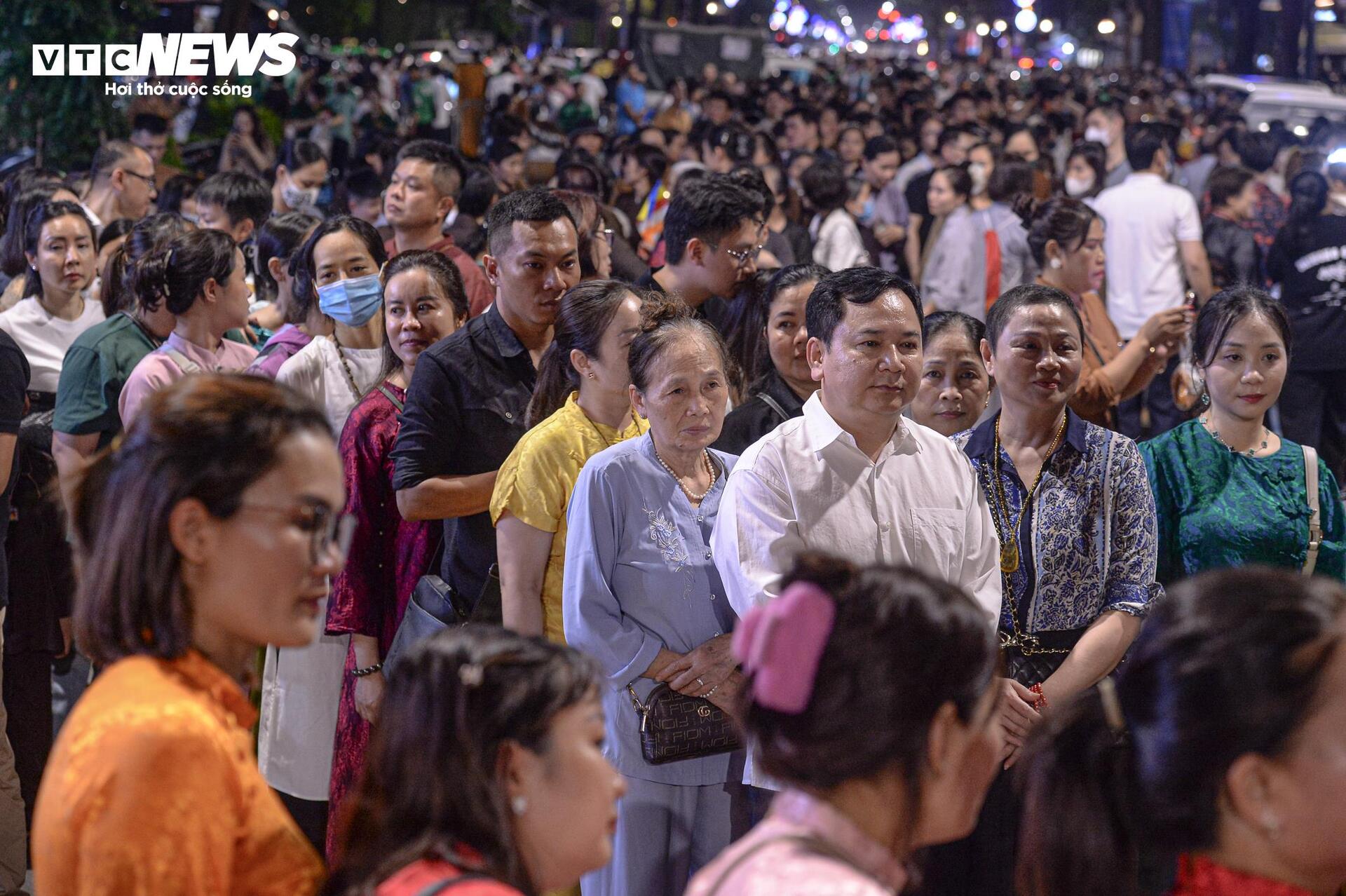 Dòng người xếp hàng xuyên đêm chiêm bái xá lợi Phật tại chùa Quán Sứ - Ảnh 6.