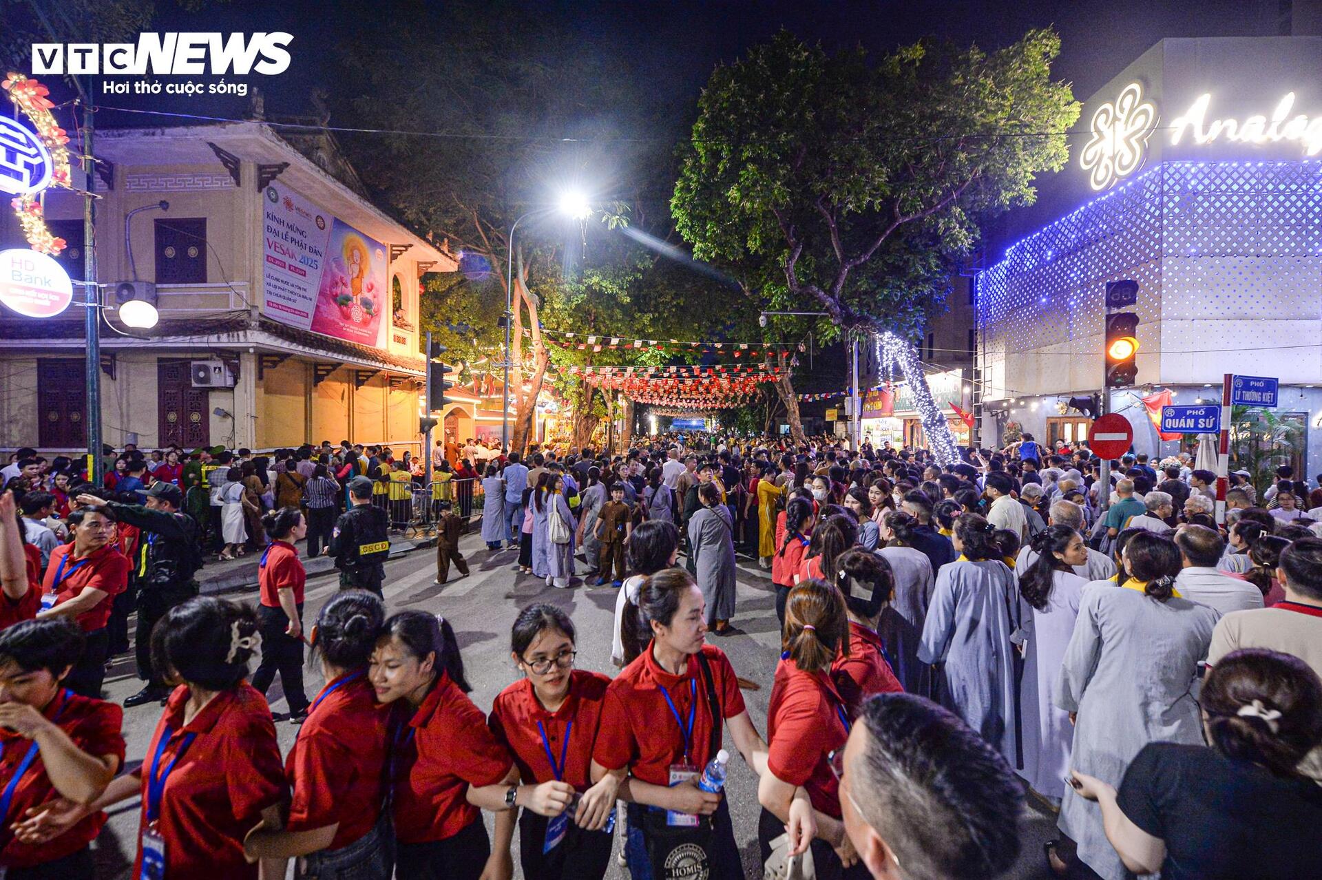 Dòng người xếp hàng xuyên đêm chiêm bái xá lợi Phật tại chùa Quán Sứ - Ảnh 1.