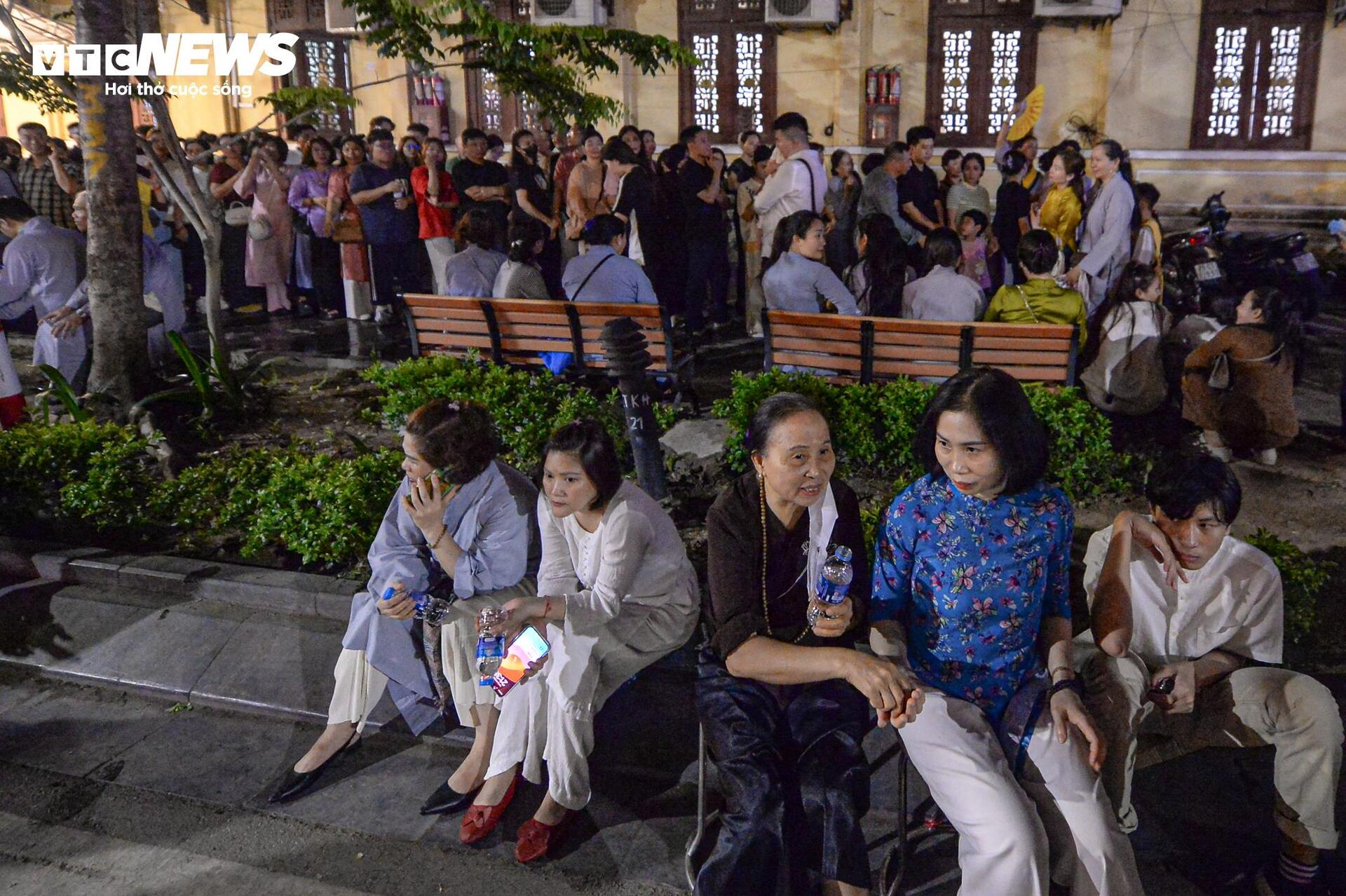 Dòng người xếp hàng xuyên đêm chiêm bái xá lợi Phật tại chùa Quán Sứ - Ảnh 9.