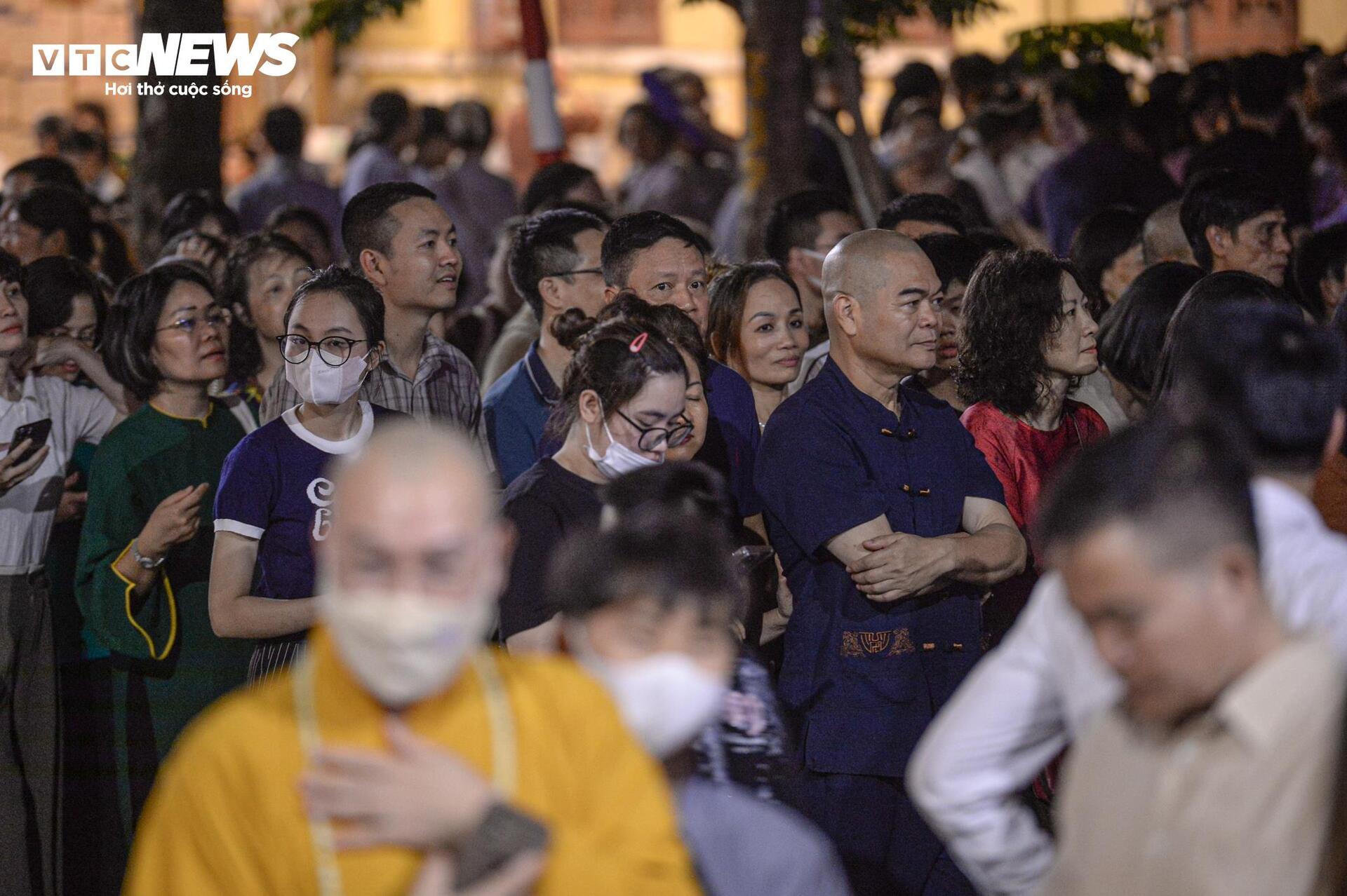 Dòng người xếp hàng xuyên đêm chiêm bái xá lợi Phật tại chùa Quán Sứ - Ảnh 10.