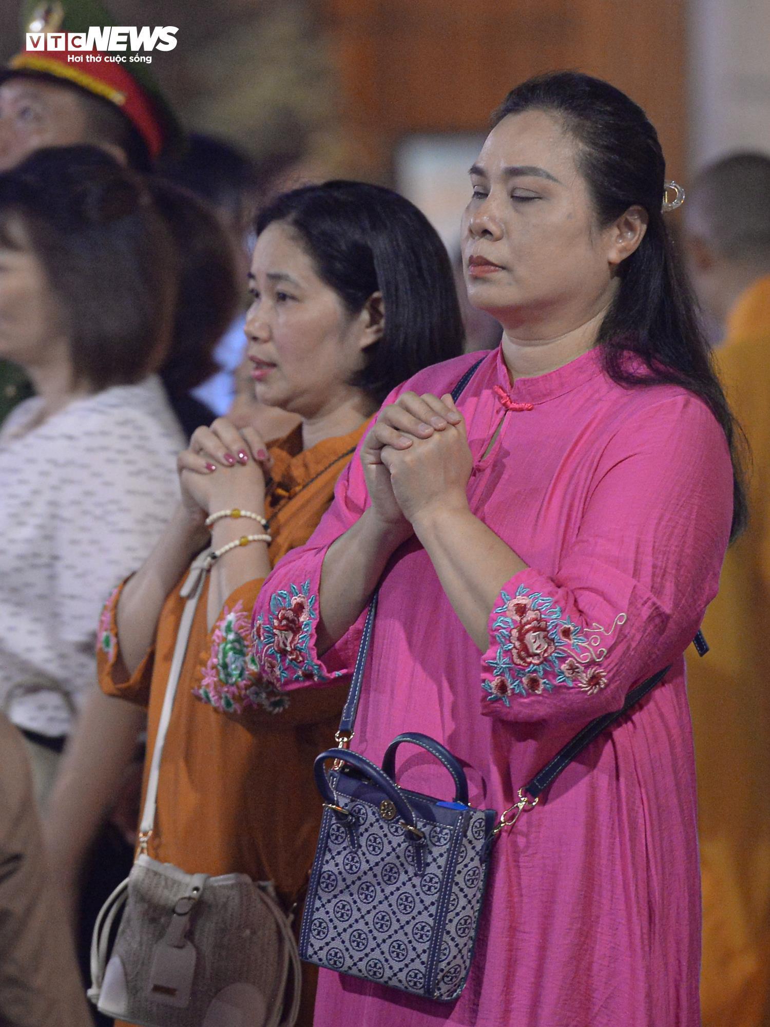 Dòng người xếp hàng xuyên đêm chiêm bái xá lợi Phật tại chùa Quán Sứ - Ảnh 11.