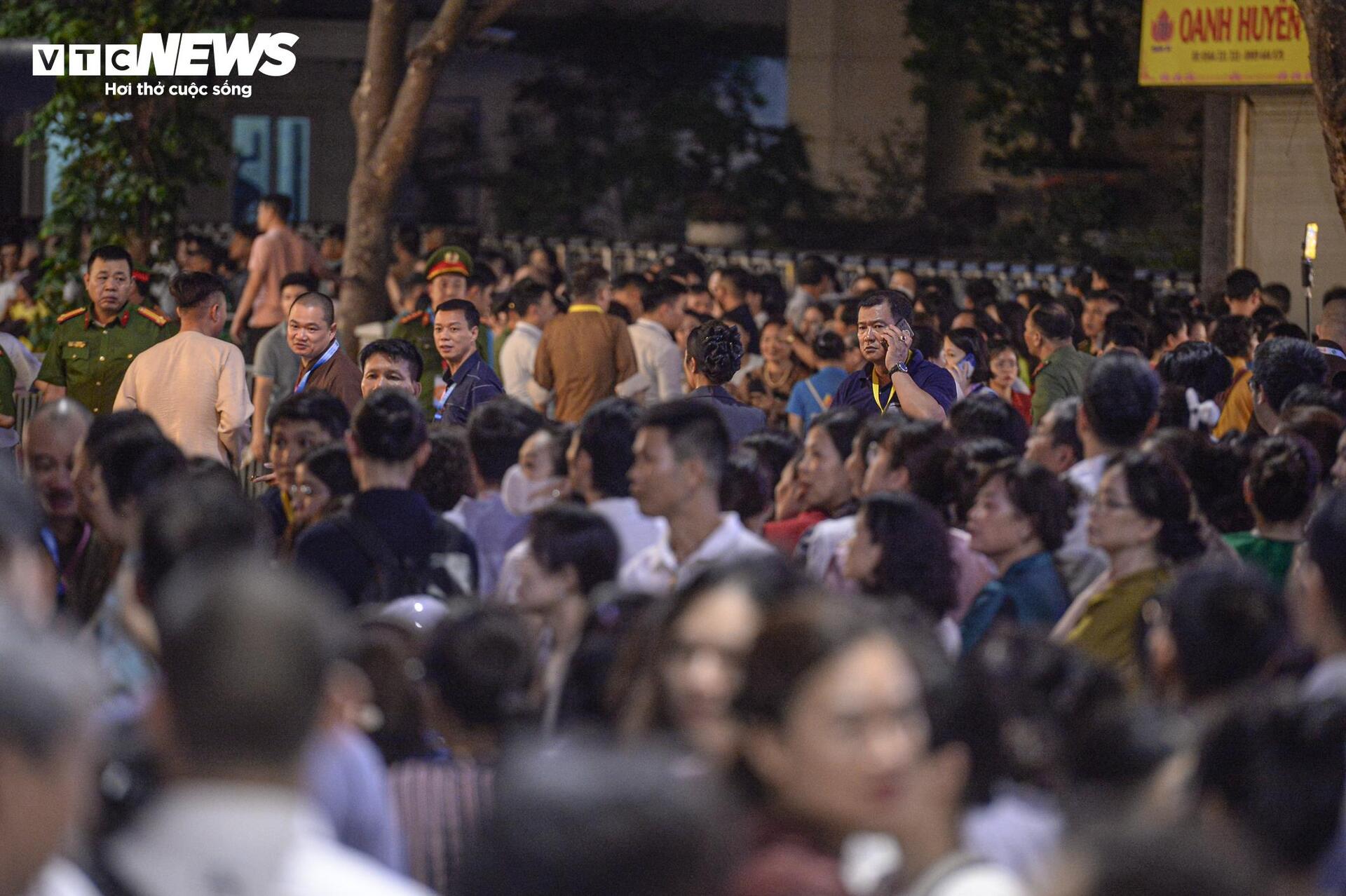 Dòng người xếp hàng xuyên đêm chiêm bái xá lợi Phật tại chùa Quán Sứ - Ảnh 12.