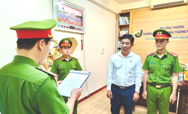 Bắt tạm giam hiệu trưởng Trường cao đẳng Công thương miền Trung vì Vi phạm pháp luật - Ảnh 1. Bắt tạm giam hiệu trưởng Trường cao đẳng Công thương miền Trung vì Vi phạm pháp luật - Ảnh 1.