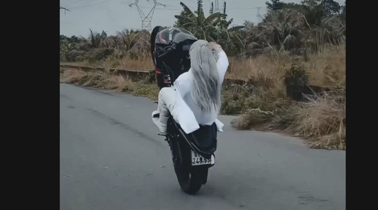 Người đ&agrave;n &ocirc;ng điều khiển xe m&aacute;y bằng ch&acirc;n, "bốc đầu" bằng 1 tay ở B&igrave;nh Dương- Ảnh 2.