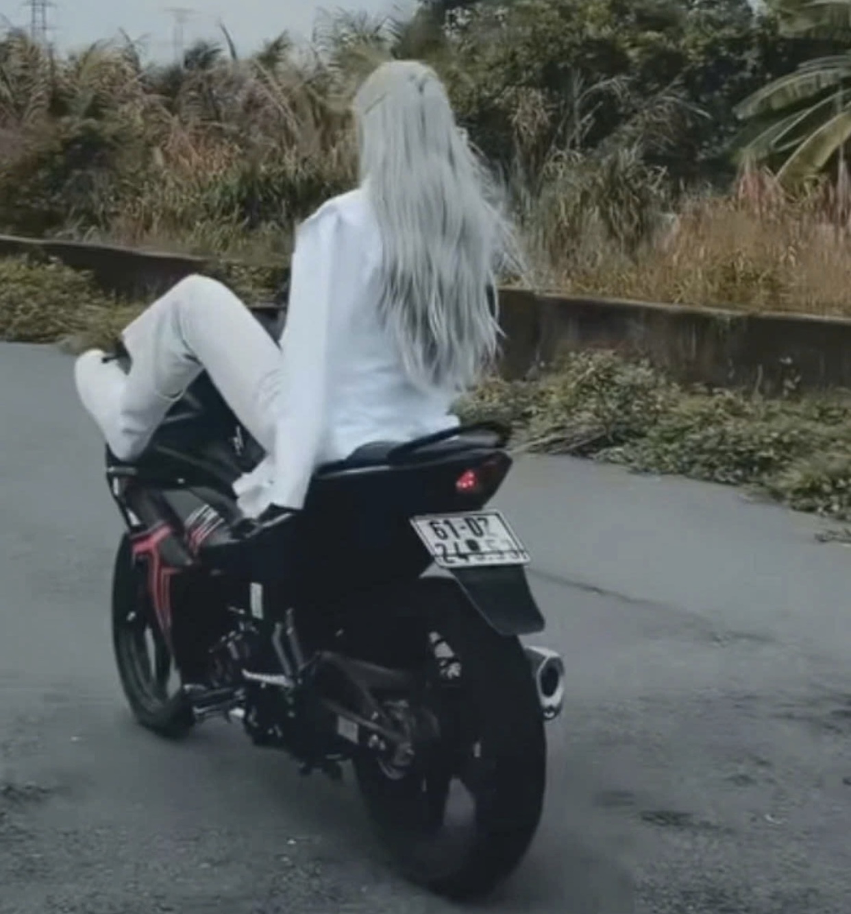 Người đ&agrave;n &ocirc;ng điều khiển xe m&aacute;y bằng ch&acirc;n, "bốc đầu" bằng 1 tay ở B&igrave;nh Dương- Ảnh 1.