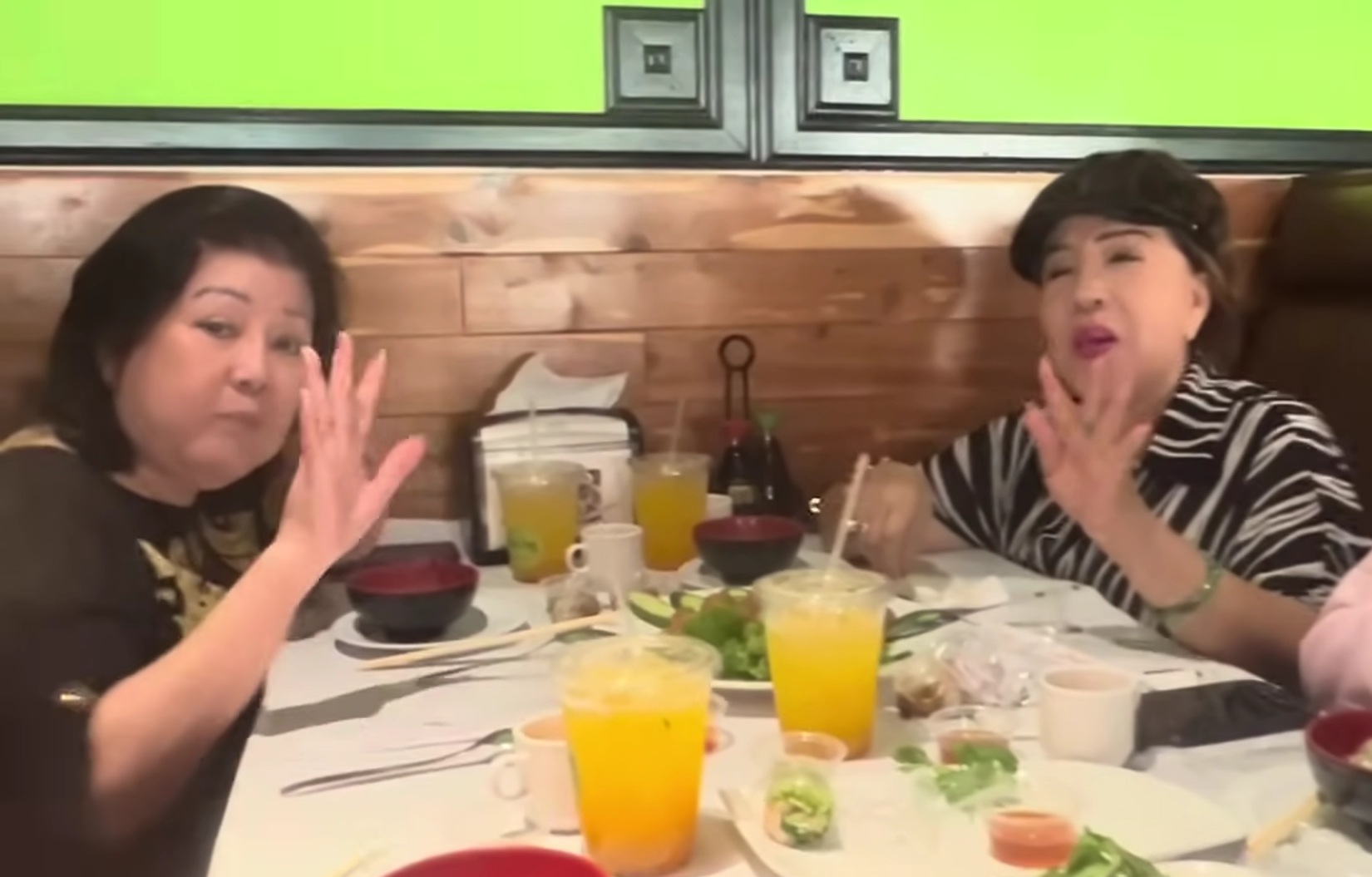 NSND Lệ Thủy sang Mỹ, một đàn em giàu có liền mời ăn: "Tôi áy náy tới tận bây giờ"- Ảnh 1. NSND Lệ Thủy sang Mỹ, một đàn em giàu có liền mời ăn: "Tôi áy náy tới tận bây giờ"- Ảnh 1.