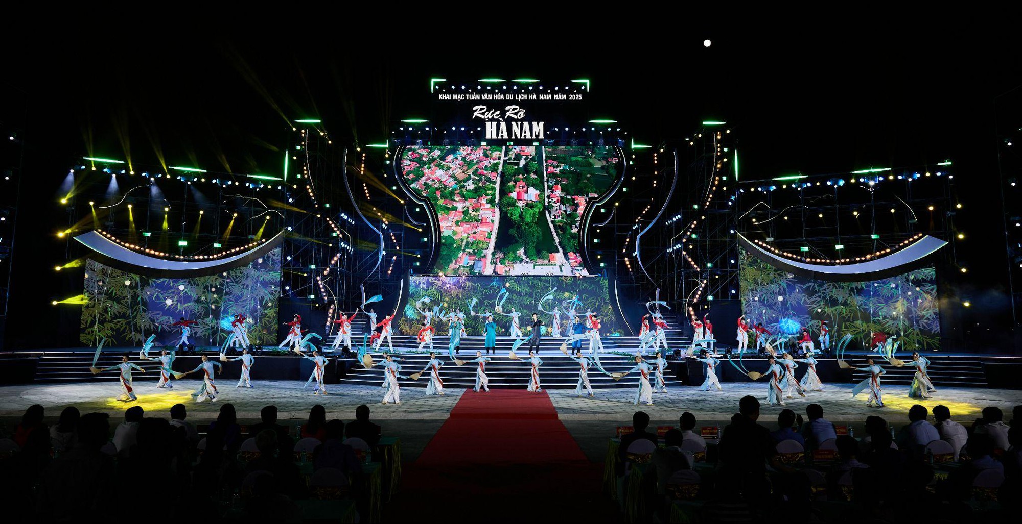 Hàng chục ngàn người dự chương trình nghệ thuật “Rực rỡ Hà Nam” - Ảnh 2. Hàng chục ngàn người dự chương trình nghệ thuật “Rực rỡ Hà Nam” - Ảnh 2.