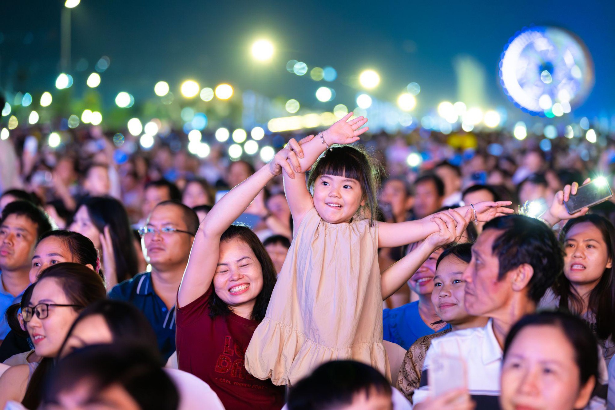 Hàng chục ngàn người dự chương trình nghệ thuật “Rực rỡ Hà Nam” - Ảnh 9. Hàng chục ngàn người dự chương trình nghệ thuật “Rực rỡ Hà Nam” - Ảnh 9.