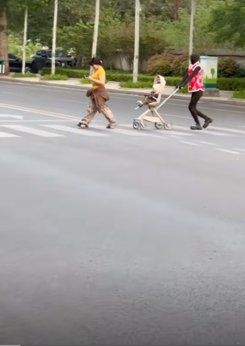 Xuất hiện vật thể toàn thân đen thui đẩy xe em bé trên phố: Không phải con người?- Ảnh 5. Xuất hiện vật thể toàn thân đen thui đẩy xe em bé trên phố: Không phải con người?- Ảnh 5.