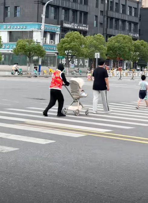 Xuất hiện vật thể toàn thân đen thui đẩy xe em bé trên phố: Không phải con người?- Ảnh 4. Xuất hiện vật thể toàn thân đen thui đẩy xe em bé trên phố: Không phải con người?- Ảnh 4.
