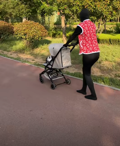 Xuất hiện vật thể toàn thân đen thui đẩy xe em bé trên phố: Không phải con người?- Ảnh 7. Xuất hiện vật thể toàn thân đen thui đẩy xe em bé trên phố: Không phải con người?- Ảnh 7.