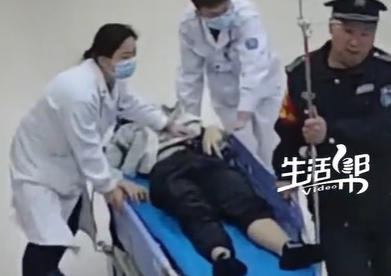 Vừa lên xe đi thi ĐH, người bạn ngồi cạnh bỗng gục xuống ngừng thở, nam sinh chỉ mất 1 giây để ra quyết định thay đổi cả đời mình- Ảnh 4.