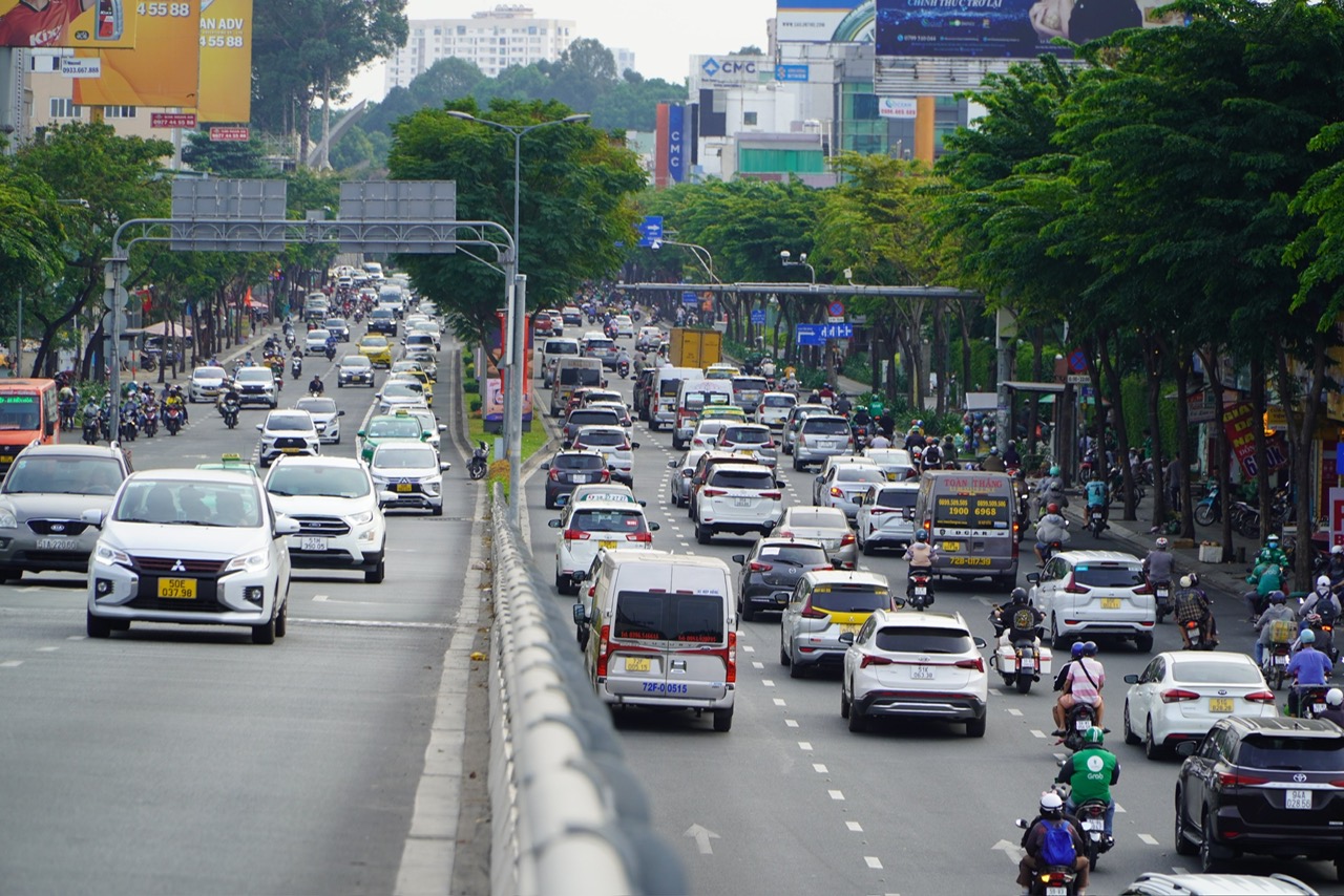 Cục M&ocirc;i trường ch&iacute;nh thức l&ecirc;n tiếng về quy định kh&iacute; thải với &ocirc; t&ocirc; tại H&agrave; Nội v&agrave; TP HCM- Ảnh 1.