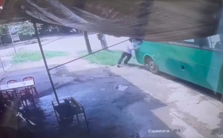 Tai nạn xe bus Quảng Ngãi: Phụ xe lao ra Ngăn xe trôi , bị tông tử vong thương tâm - Ảnh 1.