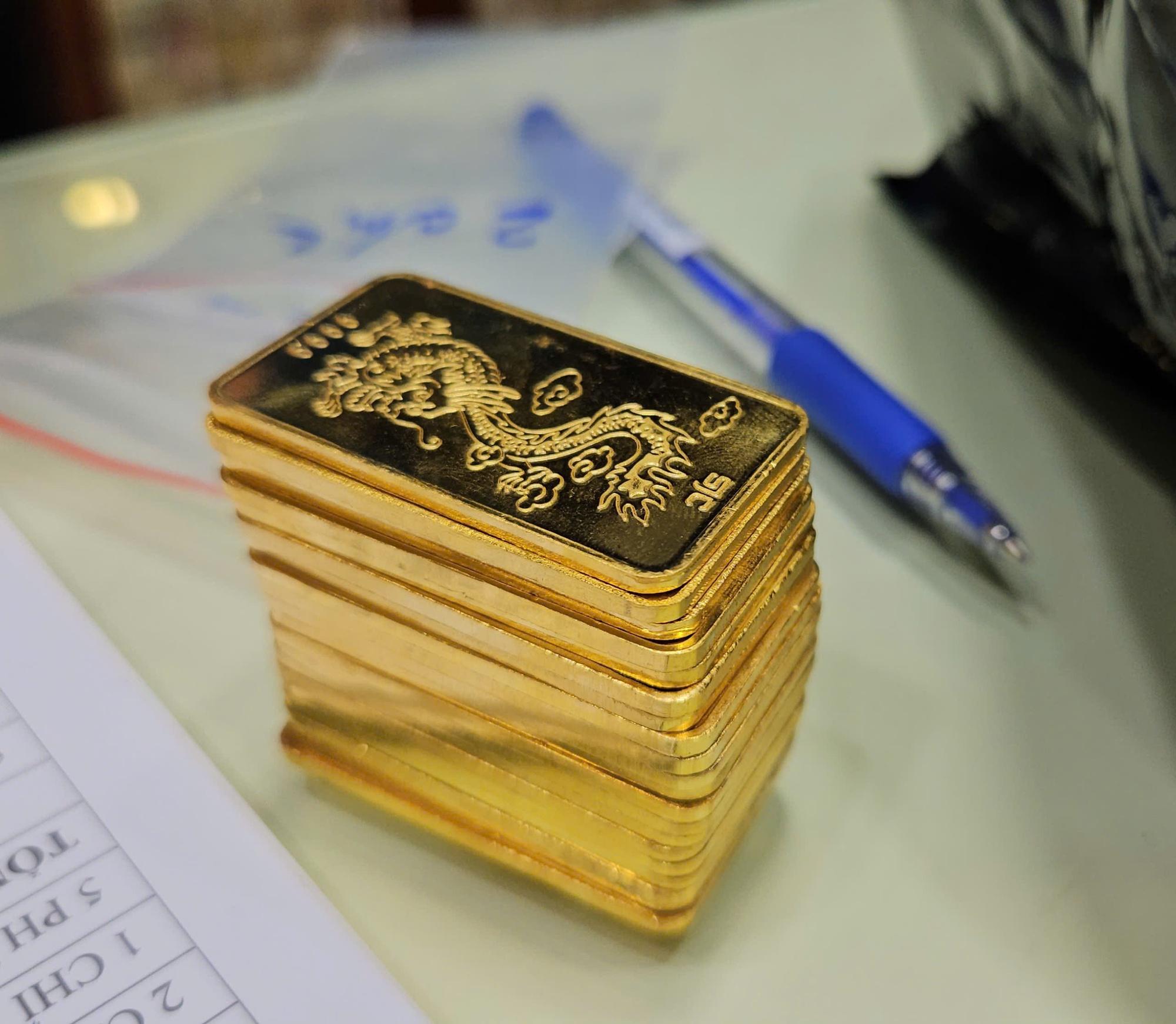 Tối ngày 14-5, giá vàng bất ngờ rớt thẳng đứng - Ảnh 1.