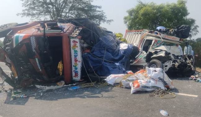 Xe SUV đ&acirc;m trực diện v&agrave;o xe tải chở dừa, 4 người tử vong- Ảnh 1.