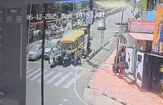 Xe SUV đ&acirc;m trực diện v&agrave;o xe tải chở dừa, 4 người tử vong- Ảnh 2.