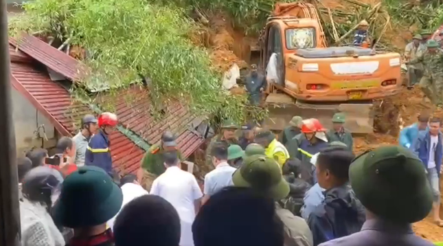 Sạt lở đất ở Sa Pa khiến một người tử vong , khắc phục hậu quả khẩn cấp - Ảnh 1.