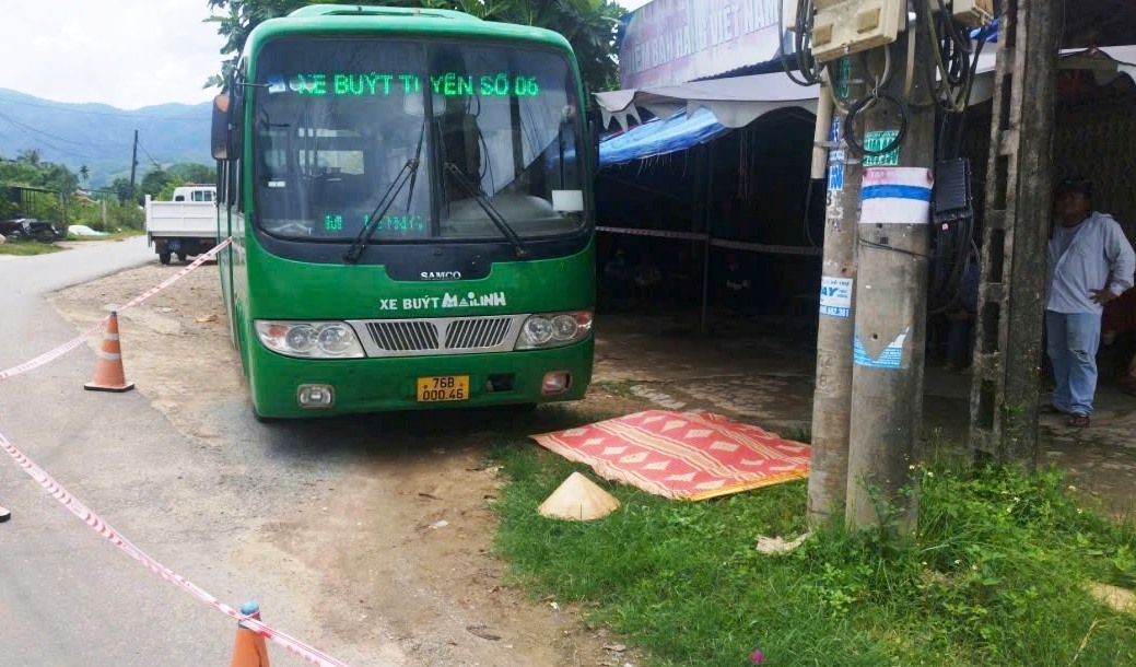 Phụ xe buýt hy sinh ngăn xe trôi tự do , tử vong thương tâm tại Quảng Ngãi - Ảnh 1. Phụ xe buýt hy sinh ngăn xe trôi tự do , tử vong thương tâm tại Quảng Ngãi - Ảnh 1.