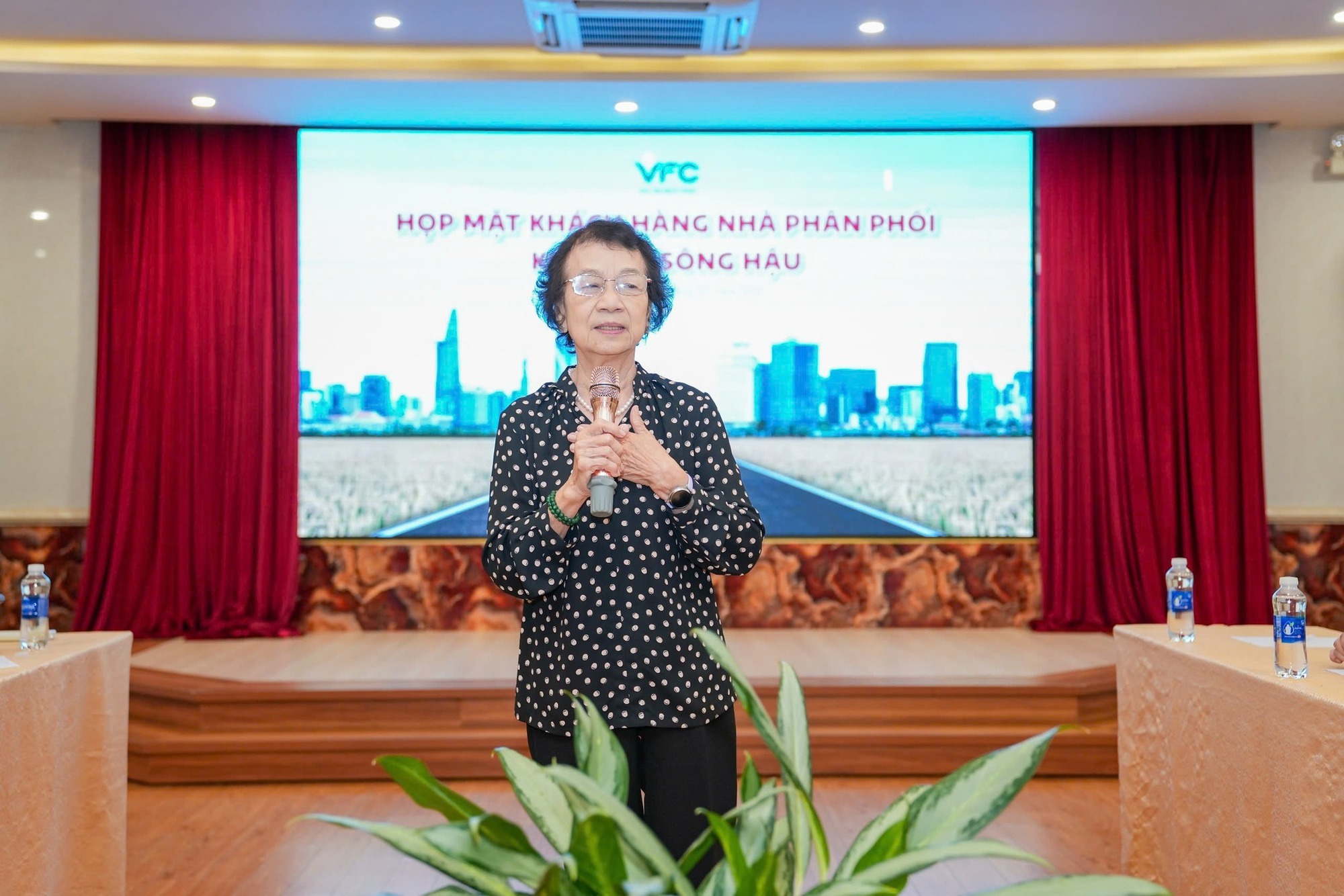 Xôn xao thông tin nữ chủ tịch ngoài 80 tuổi nhận lương gần 7,5 tỷ mỗi tháng, bỏ xa hàng loạt sếp lớn ngân hàng?- Ảnh 4. Xôn xao thông tin nữ chủ tịch ngoài 80 tuổi nhận lương gần 7,5 tỷ mỗi tháng, bỏ xa hàng loạt sếp lớn ngân hàng?- Ảnh 4.