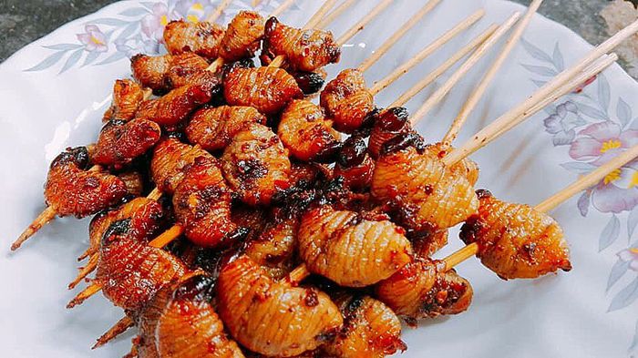 Khách Tây nếm thử món đặc sản "đang ngoe nguẩy" của Việt Nam: Tôi sẽ không bao giờ ăn nó nữa - Ảnh 2.