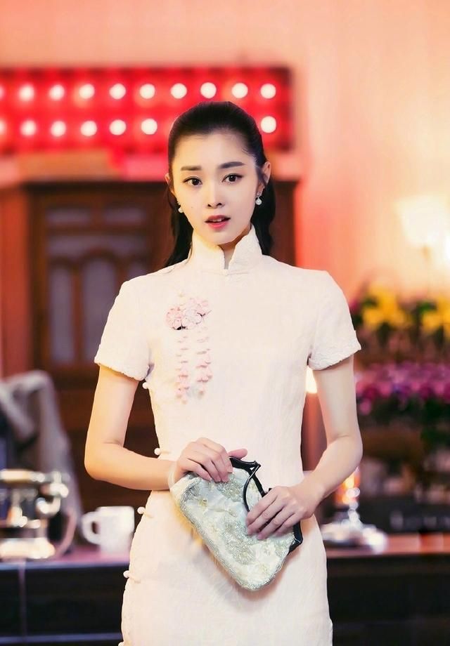 10 mỹ nhân mặc sườn xám đẹp nhất Trung Quốc: Lưu Diệc Phi xếp thứ 7, hạng 1 không có đối thủ suốt 25 năm- Ảnh 32.