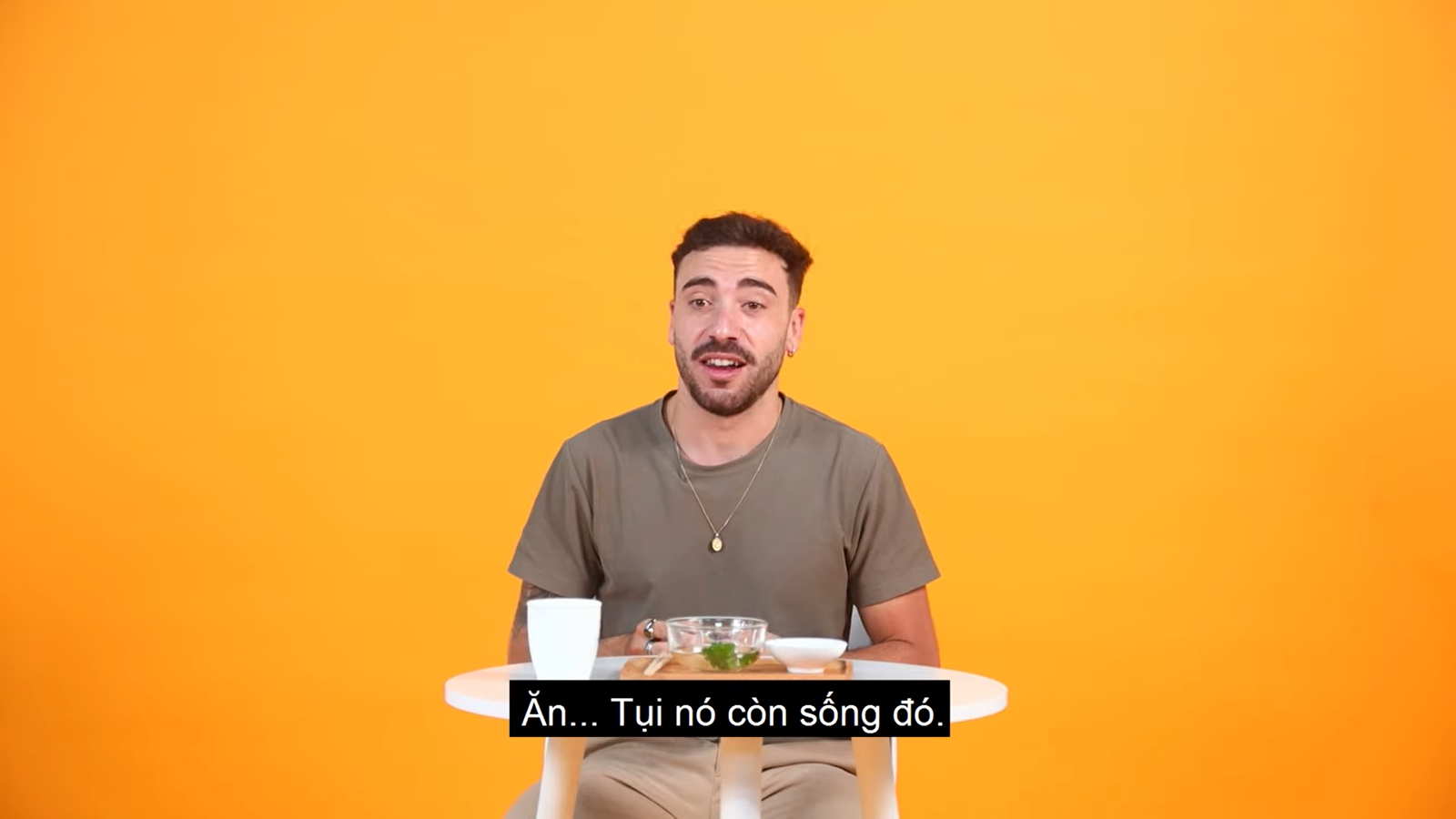 Khách Tây nếm thử món đặc sản "đang ngoe nguẩy" của Việt Nam: Tôi sẽ không bao giờ ăn nó nữa - Ảnh 4.