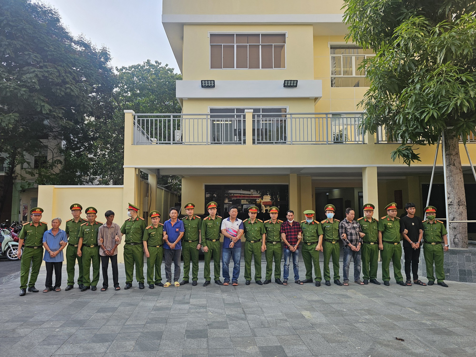 Công an TP HCM bắt chủ Công ty và 6 cán bộ hải quan về tội Nhận hối lộ - Ảnh 1. Công an TP HCM bắt chủ Công ty và 6 cán bộ hải quan về tội Nhận hối lộ - Ảnh 1.