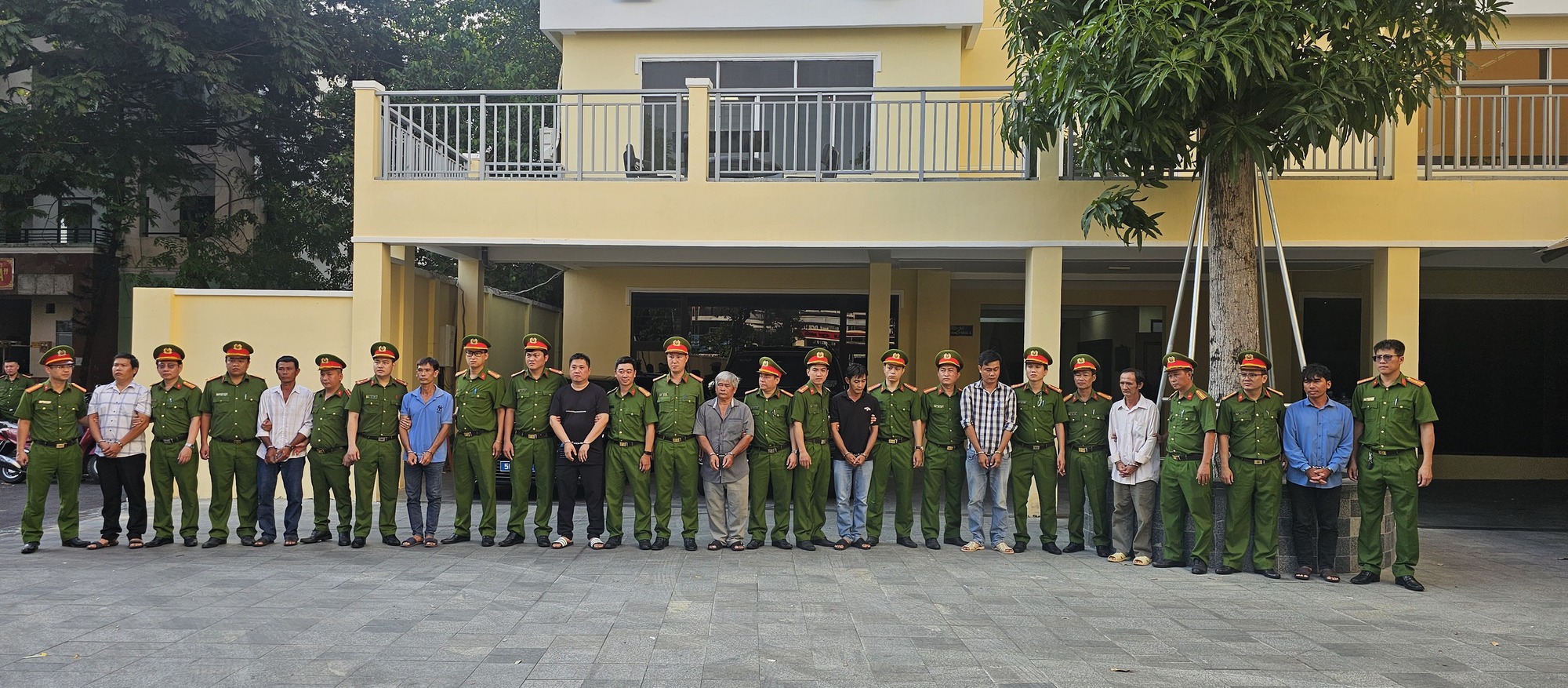 Công an TP HCM bắt chủ Công ty và 6 cán bộ hải quan về tội Nhận hối lộ - Ảnh 2. Công an TP HCM bắt chủ Công ty và 6 cán bộ hải quan về tội Nhận hối lộ - Ảnh 2.