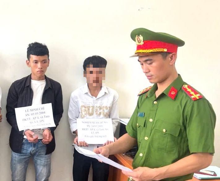 Nẹt bô inh ỏi, còn cầm mã tấu chém người khi bị nhắc nhở - Ảnh 1.