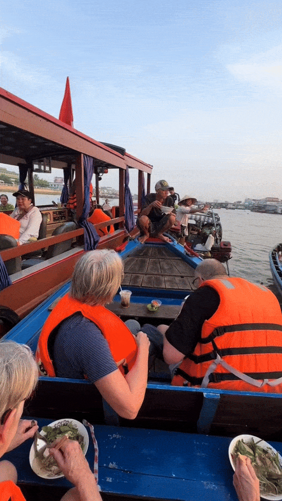 Khách Tây thích thú với hành động đơn giản người Việt nào cũng làm mỗi ngày: Học theo nhưng sao lạ lắm - Ảnh 2.