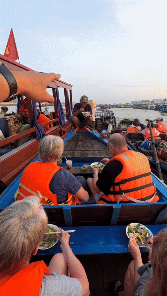 Khách Tây thích thú với hành động đơn giản người Việt nào cũng làm mỗi ngày: Học theo nhưng sao lạ lắm - Ảnh 1.