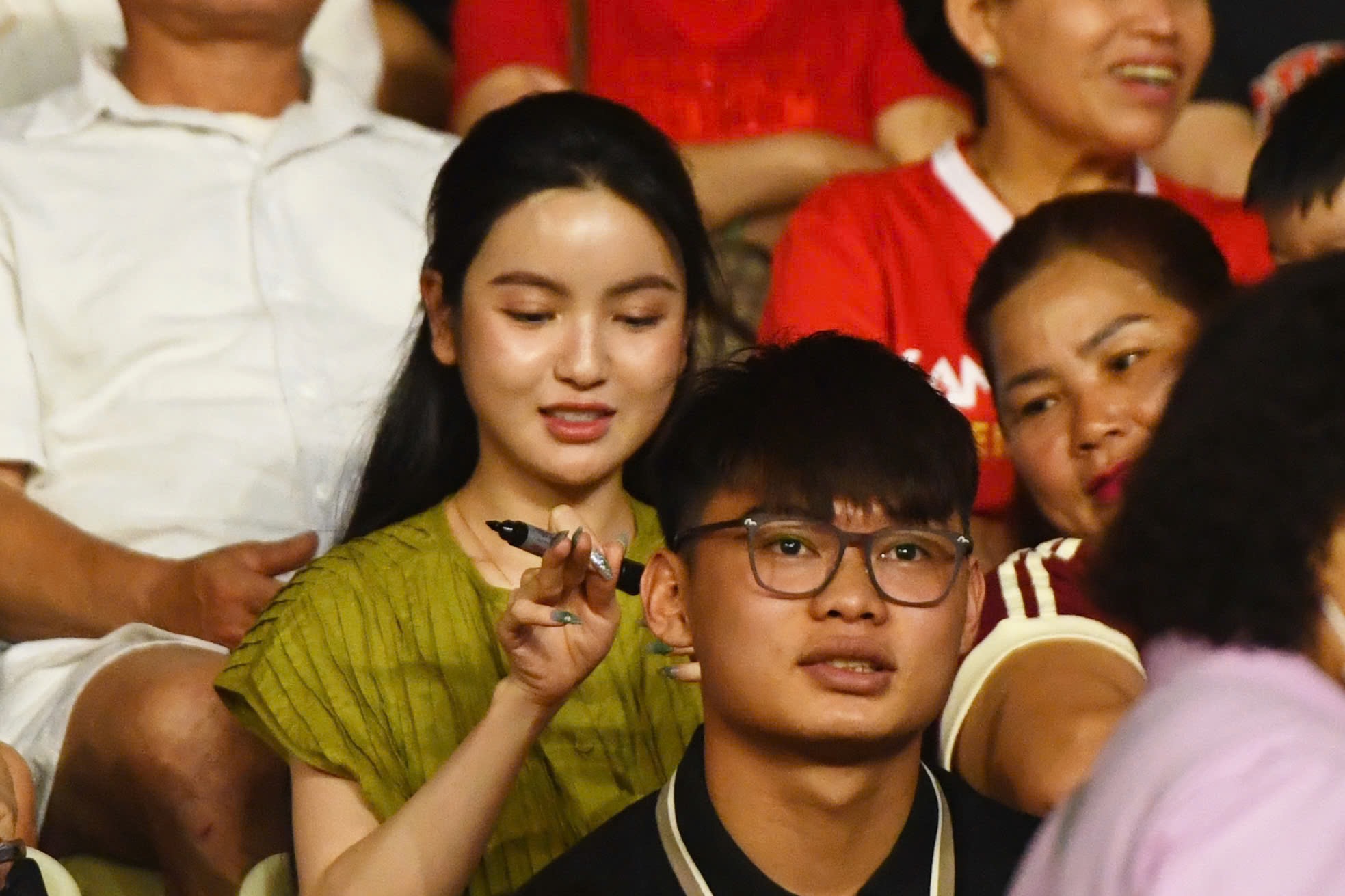 Tóm dính Chu Thanh Huyền lộ diện trên sân Hàng Đẫy giữa tin đồn phẫu thuật thẩm mỹ, nhan sắc khác xa ảnh tự đăng?- Ảnh 1.