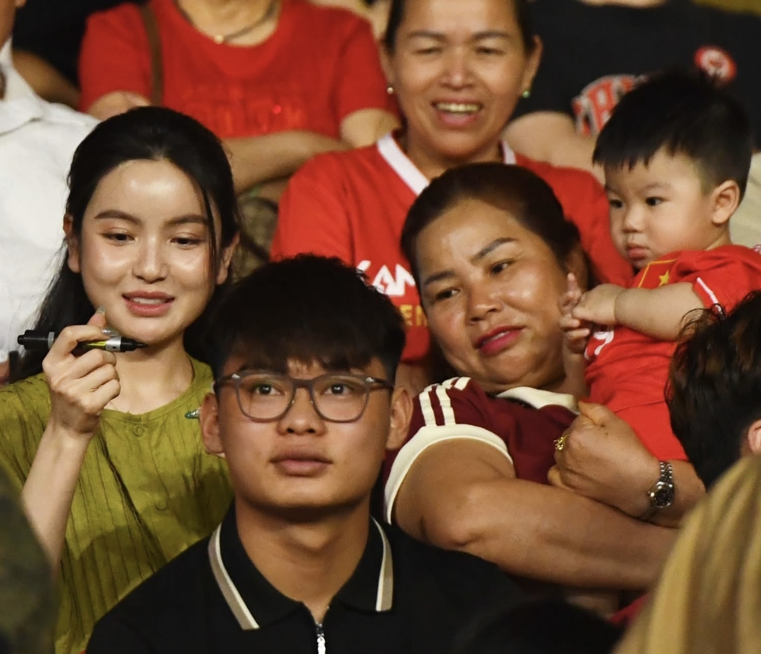 Tóm dính Chu Thanh Huyền lộ diện trên sân Hàng Đẫy giữa tin đồn phẫu thuật thẩm mỹ, nhan sắc khác xa ảnh tự đăng?- Ảnh 2.