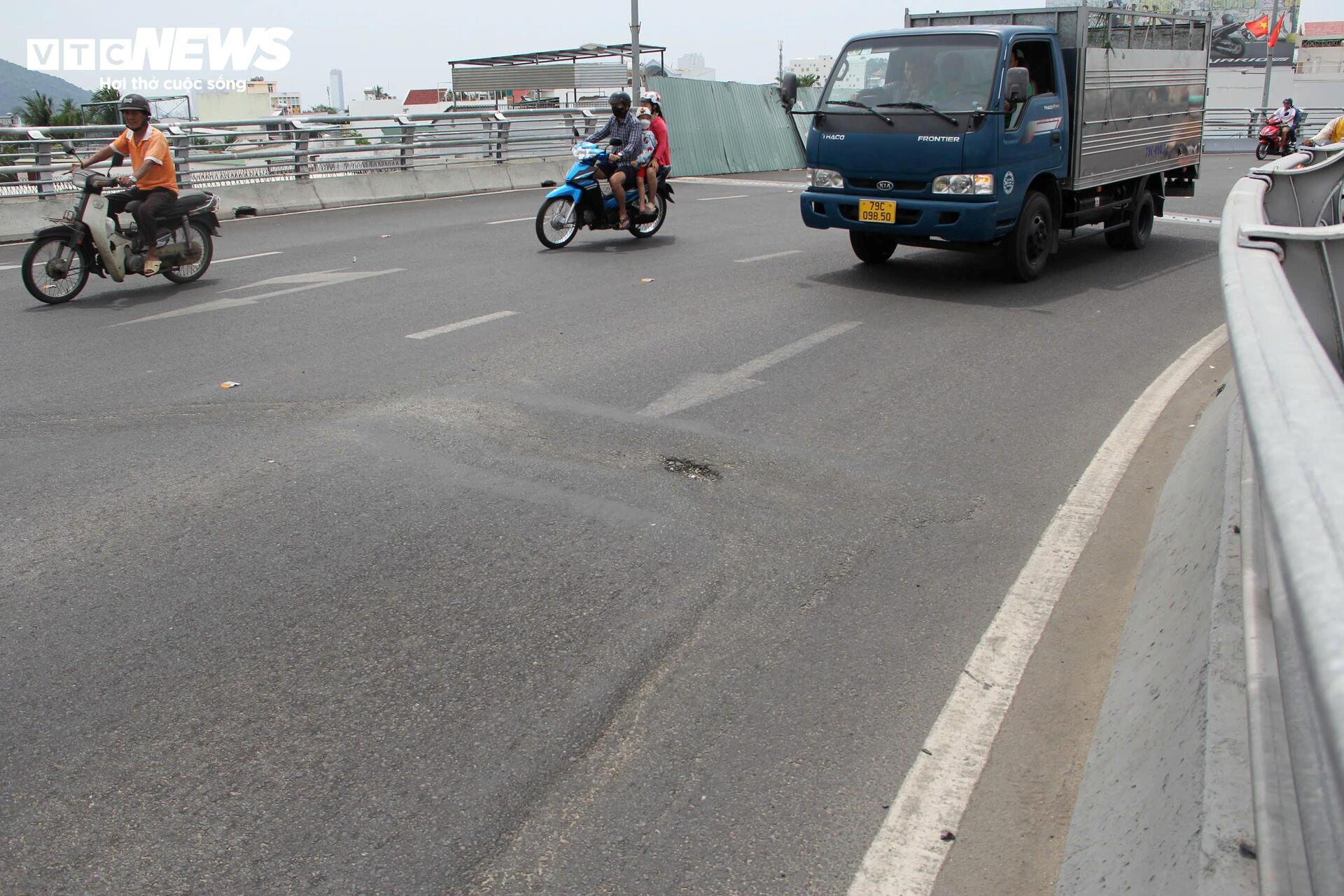 Kiểm tra vết sụt lún dự án nghìn tỷ của Tập đoàn Phúc Sơn tại Nha Trang - Ảnh 2. Kiểm tra vết sụt lún dự án nghìn tỷ của Tập đoàn Phúc Sơn tại Nha Trang - Ảnh 2.