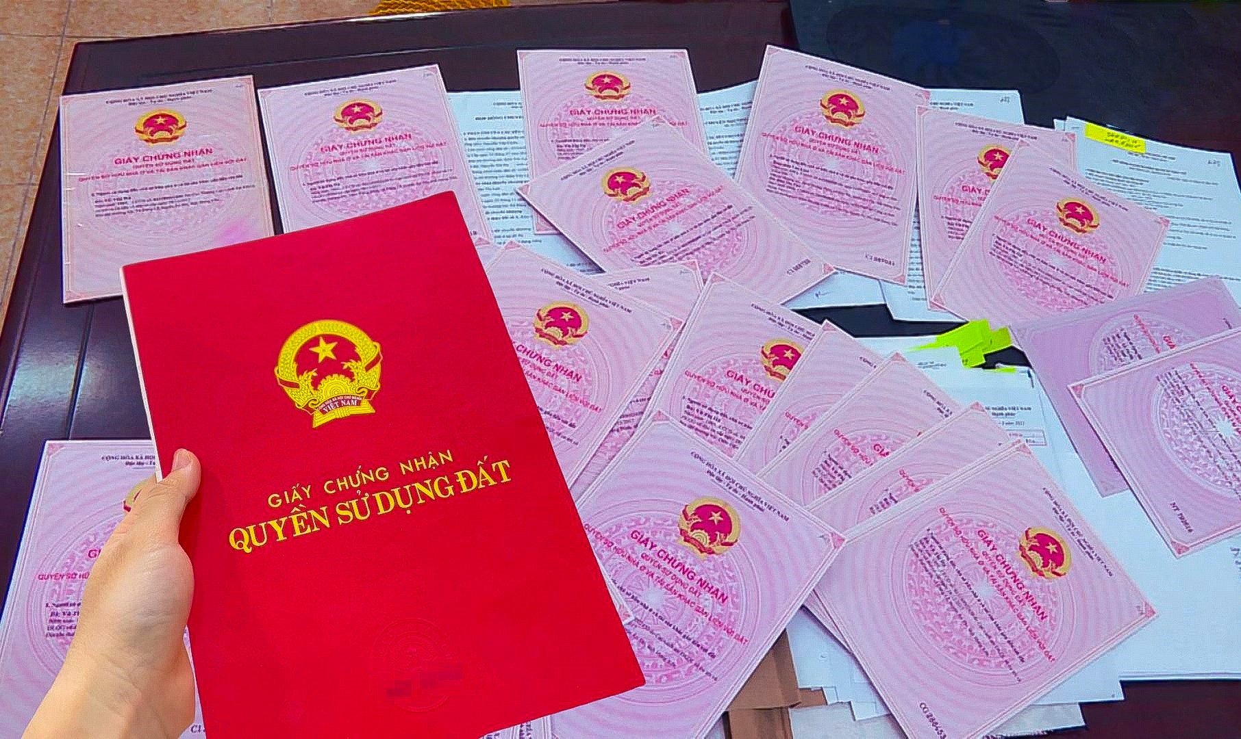 2 Khoản lệ phí trước bạ bắt buộc khi làm sổ đỏ năm 2025 người dân cần chú ý - Ảnh 1. 2 Khoản lệ phí trước bạ bắt buộc khi làm sổ đỏ năm 2025 người dân cần chú ý - Ảnh 1.