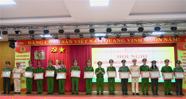 C&ocirc;ng an triệt ph&aacute; đường d&acirc;y ma t&uacute;y B&ugrave;i Đ&igrave;nh Kh&aacute;nh: 38 B&aacute;nh heroin v&agrave; nhiều vũ kh&iacute; - Ảnh 2.