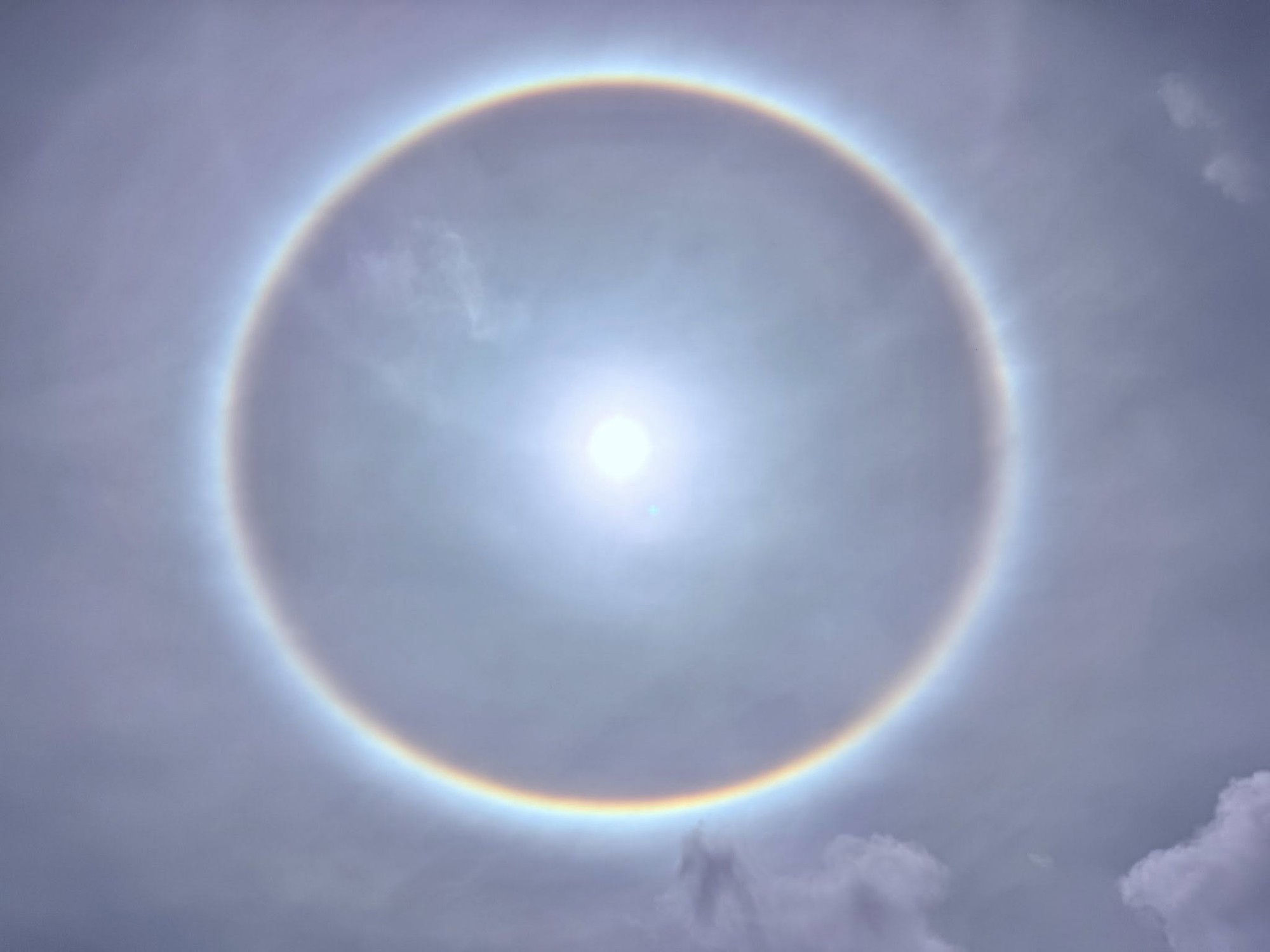 Quầng mặt trời xuất hiện ở Quảng Ngãi và Hà Nam có phải dấu hiệu bất thường không? - Ảnh 1. Quầng mặt trời xuất hiện ở Quảng Ngãi và Hà Nam có phải dấu hiệu bất thường không? - Ảnh 1.