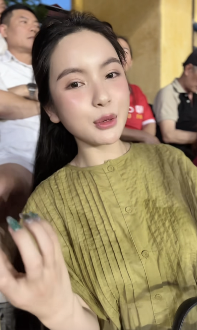 Tóm dính Chu Thanh Huyền lộ diện trên sân Hàng Đẫy giữa tin đồn phẫu thuật thẩm mỹ, nhan sắc khác xa ảnh tự đăng?- Ảnh 5.