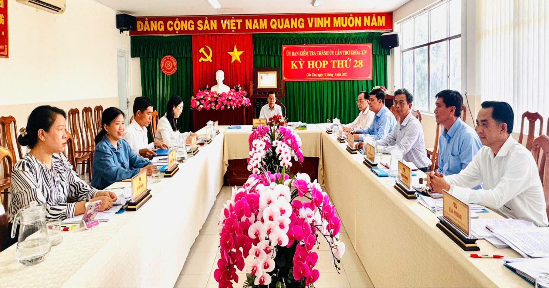 Kỷ luật cán bộ Tại UBND TP Cần Thơ: Vi phạm nghiêm trọng của Chánh Văn phòng - Ảnh 1. Kỷ luật cán bộ Tại UBND TP Cần Thơ: Vi phạm nghiêm trọng của Chánh Văn phòng - Ảnh 1.